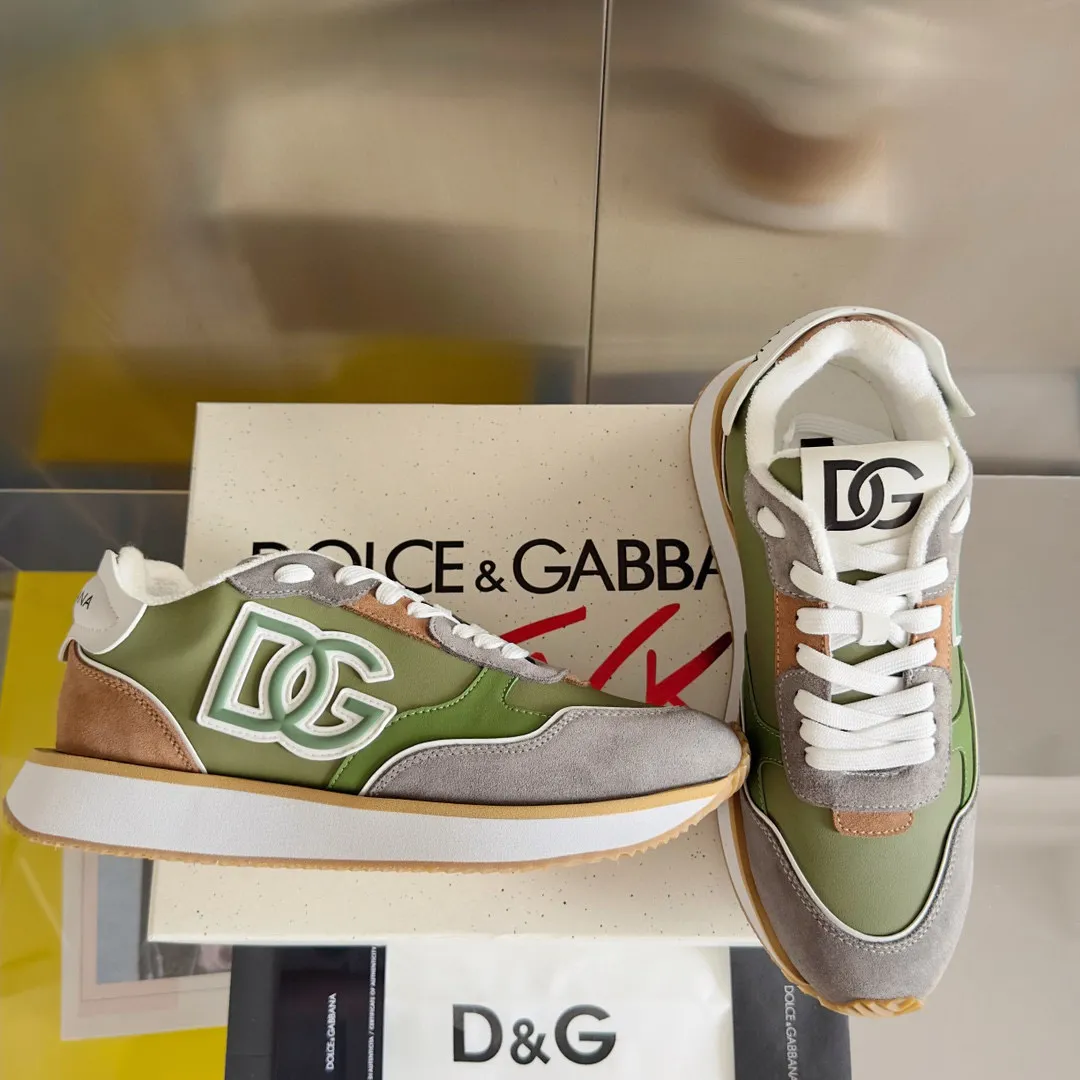 Factory price: 458💰D&G's latest Cushion series casual sports shoes, dad shoes, running shoes, original purchase and development, production, handmade, but always looking to the future. The new Cushion sneakers feature a two-tone suede upper accented by a mesh contrasting printed DG cross logo on the side. The lightweight, grippy rubber outsole is innovatively designed to provide excellent performance, while the jacquard label adds timeless style. Exquisite packaging at the delivery counter🛍📦 ▪️ Fabric: Original custom-made first-layer cowhide ▪️ Lining: Original custom-made breathable towel lining ▪️ Sole: Original open-molded rubber material ▪️ Bottom thickness: 3.5CM ▪️ Size: Men's 38-44, customized 45